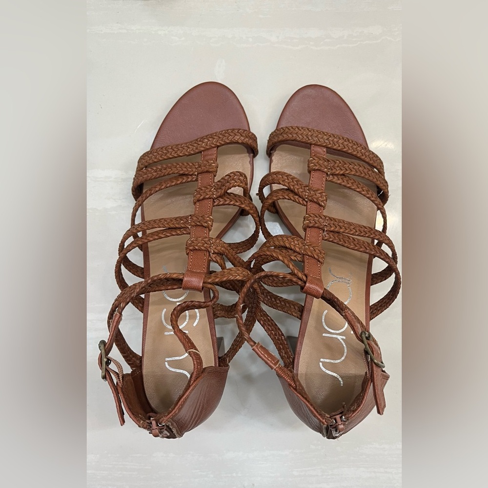 Women’s open toe strapped gladiator sandals.
